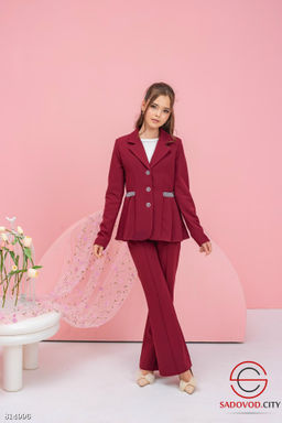 Брючный костюм с приталенным жакетом