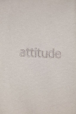 TRENDYOL MAN Gri Premium Bisiklet Yaka Oversize/Genis Kesim Yaz? Nak?sl? Diagonal Sweatshirt TMNAW24SW00039 - Trendyolmilla фото 10