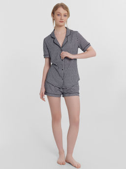 КОМПЛЕКТ ЖЕНСКИЙ (ЖАКЕТ, ШОРТЫ) черная клетка на белом 592478