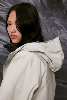 Chaqueta shell ligera de triple capa en StormMove