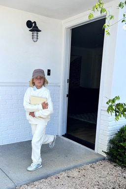 BASIC PLUSH SWEATSHIRT