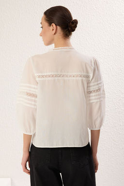 TRENDYOLMILLA Beyaz Pamuklu Kumas Dantel Detayl? Regular Normal Kal?p Dokuma Gomlek TWOSS25GO00030  фото 5