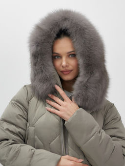 Пальто зимнее утепленное с мехом и капюшоном тренд коричневого цвета 7753K - Visdeer фото 15