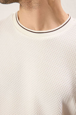 TRENDYOL MAN Beyaz Regular/Normal Kesim Dokulu Triko Bantl? T-Shirt TMNSS25TS00042 - Trendyolmilla фото 7