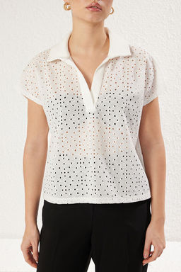 Beyaz Brode Detayl? Relaxed/Rahat Kal?p Polo Yaka K?sa Kol Orme Bluz TWOSS25BZ00071 - Trendyolmilla фото 3