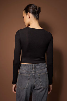 Siyah Aksesuar Detayl? Asimetrik Fitted/Vucuda Oturan Orme Bluz TWOAW26BZ00322 - Trendyolmilla фото 4