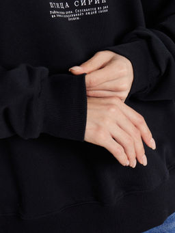 Свитшот женский в черном цвете с печатью черный +печать 122919/1 - Mark formelle фото 17