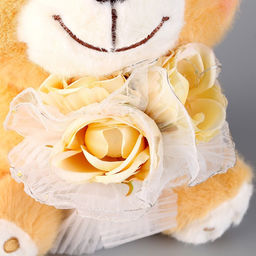 Мягкая игрушка «Медведь с букетом», 25 см, с гирляндой