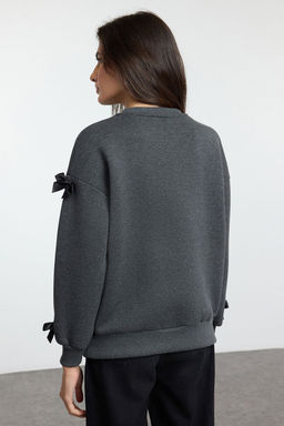 TRENDYOLMILLA Ekru Kurdele Detayl? Oversize/Genis Kal?p Kal?n Orme Sweatshirt TWOAW25SW00069  фото 5