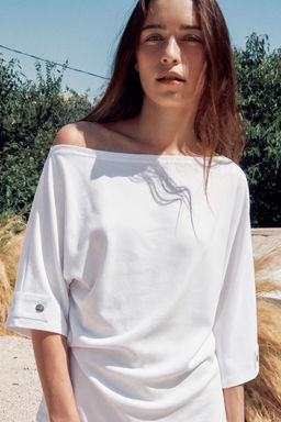 CAMISETA CUELLO BARCO BOT?N / Blanco