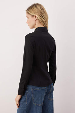 Wardrobe Essentials Siyah Hafif Bele Oturan Pamuklu Dokuma Gomlek TWOAW26GO00022