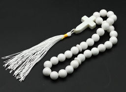 Четки из агата белого имитация шарик 10мм с крестиком, 30см