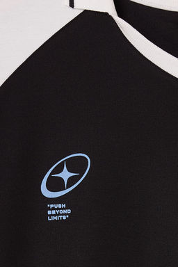 TRENDYOL MAN Siyah Oversize/Genis Kesim Kolej Temal? Polo Yaka T-shirt TMNSS25PO00010 - Trendyolmilla фото 2