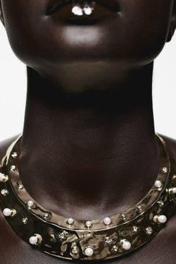 Collar rigido con strass