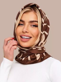 K13586 Платок 90/90 шелк искусственный КОРИЧНЕВЫЙ