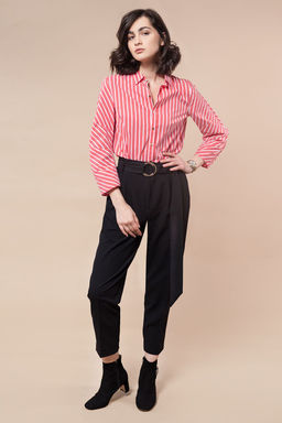 Блузка из эластичного хлопка с дизайнерским кроем рукава.