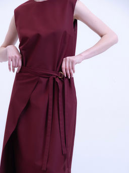 Платье без рукавов в винном оттенке