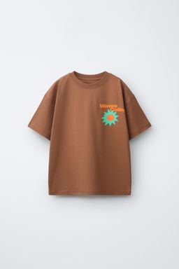 CAMISETA ESTAMPADO RELIEVE / Marr?n