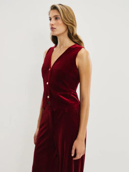 Приталенный жилет из бархата / Zarina