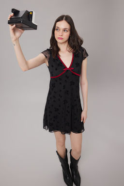 Siyah Flok Bask?l? Tul Kontrast Biye Detayl? Mini Esnek Orme Elbise TWOSS25EL00469