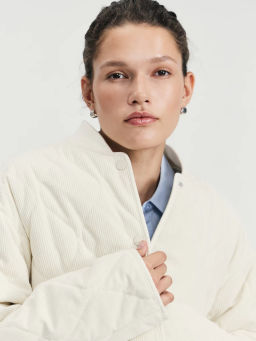 Стеганая куртка-бомбер из фактурной ткани / Zarina фото 9