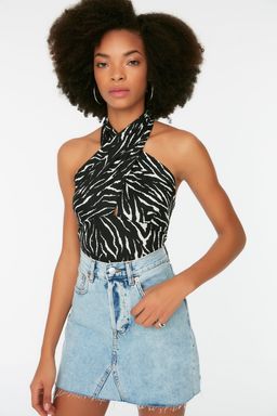 Siyah Bask?l? Boyundan Baglamal? Fitted/Vucuda Oturan Crop Esnek Orme Bluz TWOSS22BZ0703