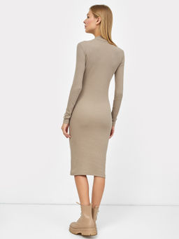 Облегающее платье миди в рубчик бежевого цвета тауп 152520 - Mark formelle фото 2