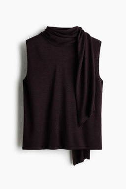 Top de cuello perkins con fular decorativo