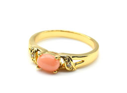 Кольцо с кораллом "Кабашон в завитках", размер 16