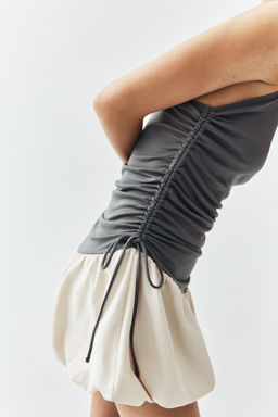 VESTIDO COMBINADO GLOBO / Gris / Beige