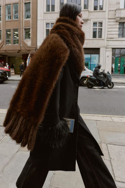 PLAIN FAUX FUR SCARF WITH FRINGING - Zara фото 3