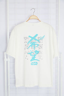 Ekru Oversize/Genis Kesim Uzak Dogu Nak?sl?/S?rt Bask?l? T-shirt TMNSS24TS00020