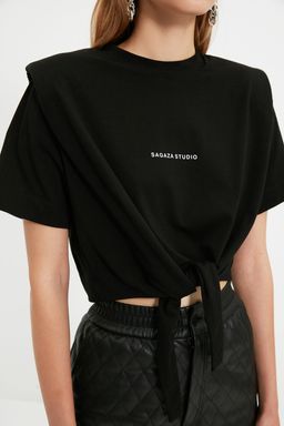 TRENDYOLMILLA X Sagaza Studio Siyah Sloganl? Orme T-Shirt TPRAW22TS0214  фото 7