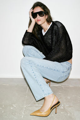 ZAPATO TAC?N DESTALONADO RELIEVE / Mostaza