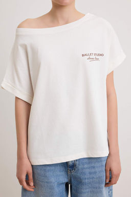 Ekru Slogan Oversize Kay?k Yaka Dusuk Kol K?sa 2 iplik penye Orme T-Shirt TWOSS26TS00150 - Trendyolmilla фото 3