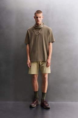 CAMISETA REGULAR FIT GR?FICO ESTAMPADO / Marr?n / Topo