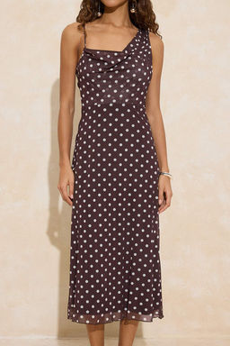 Kahverengi Puantiyeli Bodycon Asimetrik Yaka Kolsuz Buzgulu Maxi Tul Orme Elbise TWOSS26EL00024