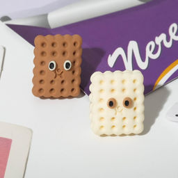 Серьги пластик Печенье с глазами, цвет бело-коричневый в серебре