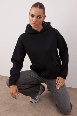 Siyah Kapusonu Bask?l? Oversize/Genis Kal?p Orme Sweatshirt TWOAW26SW00213 - Trendyolmilla фото 2