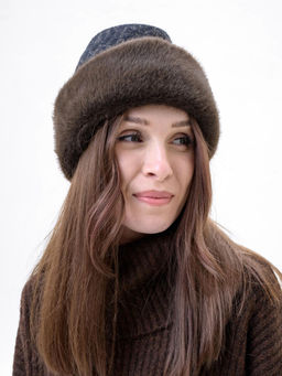 П26-33 Пилотка черное золото с мехом норка