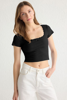 Siyah Dantel Detayl? Fitted/Vucuda Oturan Kare Yaka Crop Orme Bluz TWOSS25BZ00005