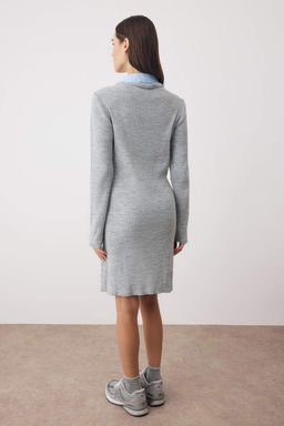 Gri Renk Bloklu K?sa / Mini Gomlek Garnili Fitted/Vucudu Saran Triko Elbise TWOAW26EL00148 - Trendyolmilla фото 4