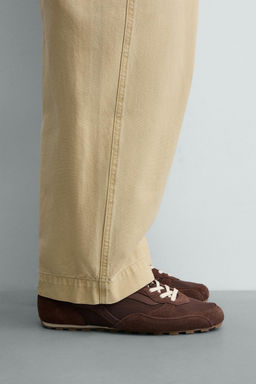 ZAPATILLA ESTILO RETRO / Marr?n