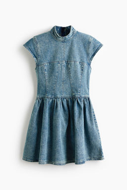 Vestido denim con falda acampanada