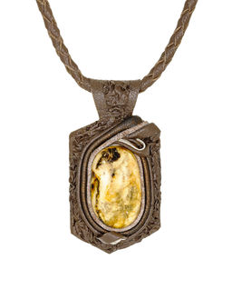Колье из кожи кофейного цвета Амазонка с пейзажным янтарём