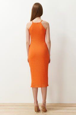 TRENDYOLMILLA Turuncu Triko Gorunumlu Shift/Duz Kesim Halter Yaka Midi Esnek Orme Kalem Elbise TWOSS24EL00594  фото 6