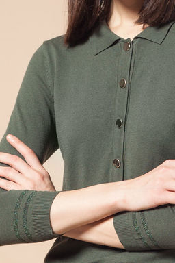 Джемпер - поло с золотистыми пуговицами и люрексом на рукавах