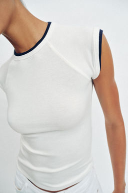CAMISETA EFECTO DOBLE MANGA CORTA / Blanco roto
