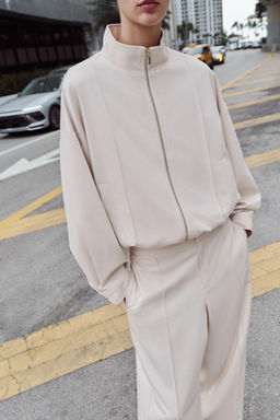 CAZADORA BOMBER CUELLO SUBIDO / Crudo