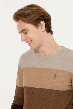 Мужской вязаный свитер кокосового цвета с круглым вырезом Неожиданная скидка в корзине